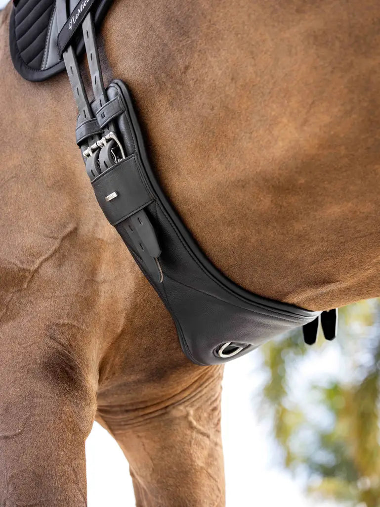 LM Arika Contoured Dressage Girth, Sort